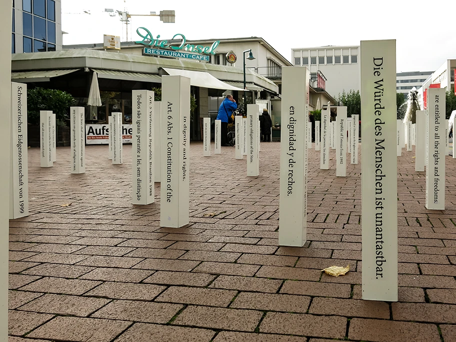 20 Jahre UN-Stadt Bonn am 26. Oktober 2016. Für die mobile Aktion "Die Würde des Menschen" wanderten Zitate aus den Verfassungen der Welt als bewegliche Installation durch das Stadtgebiet.