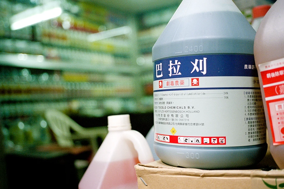 Eine Flasche des Pestizids Paraquat in Changhua, China.