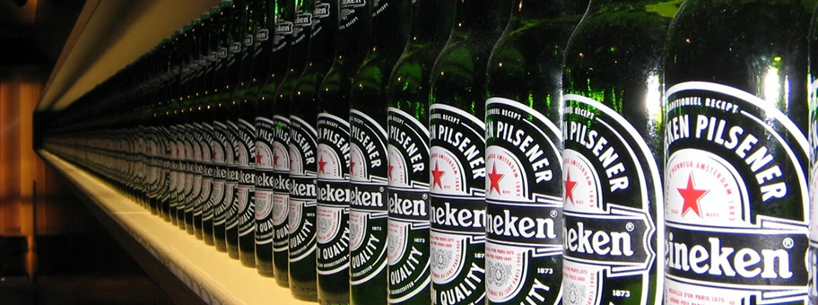Flaschen in einer Heineken Brauerei. Die Heineken-Gruppe vertreibt in der Schweiz die Marken Heineken, Calanda, Eichhof, Ittinger, Affligen und Desperados.