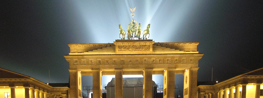 Das Brandenburger Tor liegt in der Mitte von Berlin.