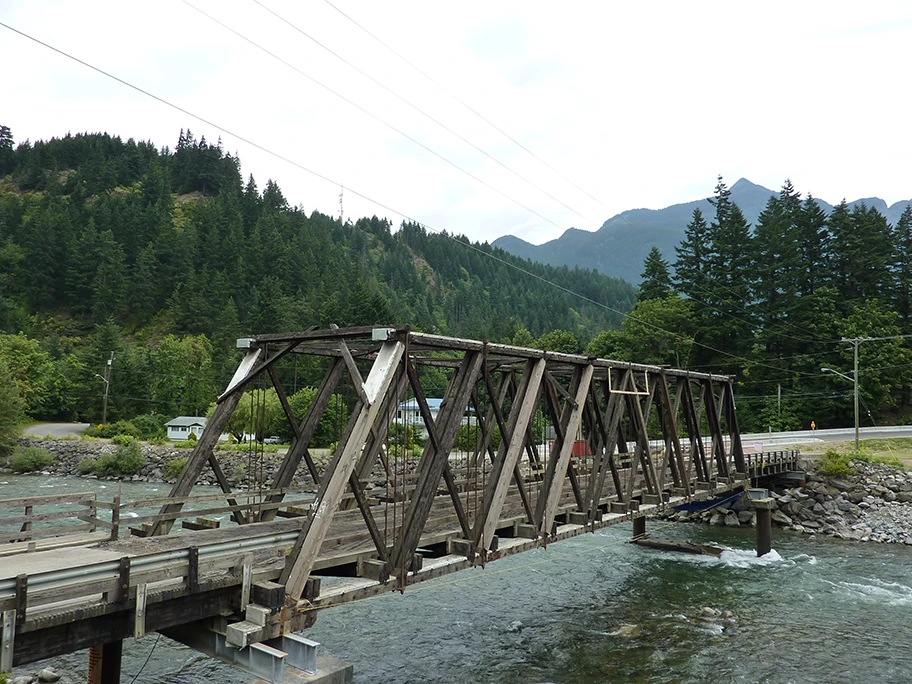 Die ehemalige Brücke über den Coquihalla River (in Hope, British Columbia), über die Sheriff Teasle John Rambo zu Beginn des Films fährt.