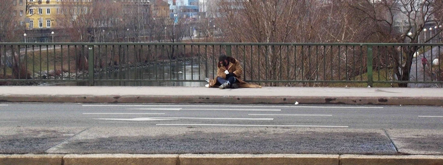 Obdachloser auf der Friedensbrücke in Wien, Österreich.