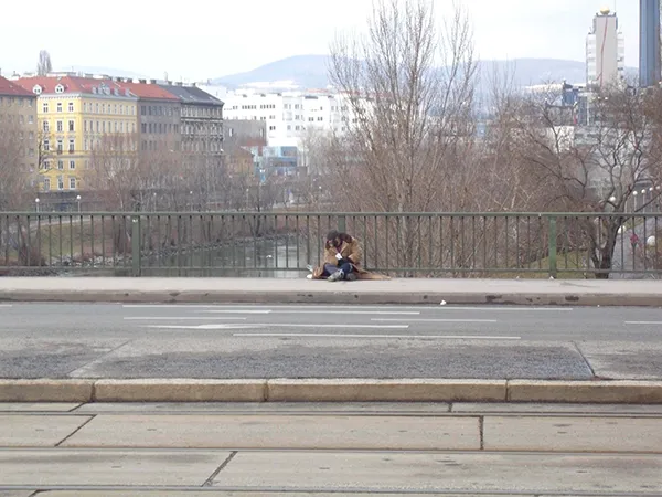 Obdachloser auf der Friedensbrücke in Wien, Österreich.