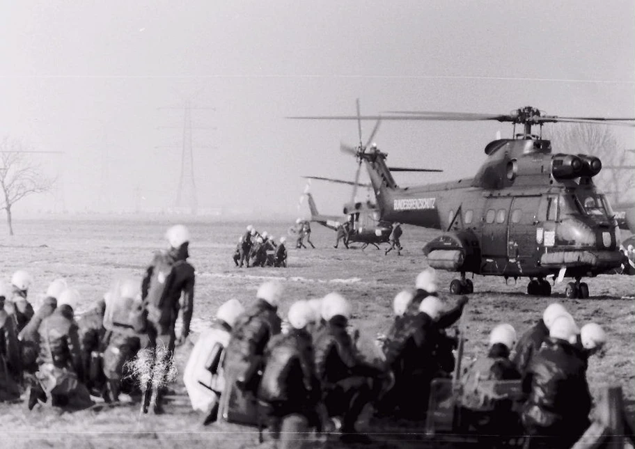 Polizeieinsatz rund um die die Demonstration gegen das AKW Brokdorf, Februar 1981.