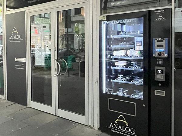 Bäckerei mit Brotautomat.