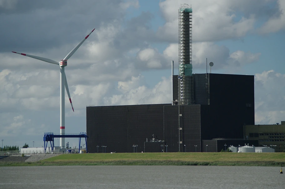 Kernkraftwerk Brunsbüttel mit einer Windturbine des Typ 5M von Repower.