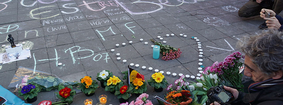Menschenansammlung auf dem Place de Brouckère in Brüssel nach den Attentaten vom 22. März 2016.