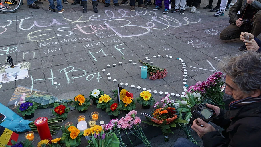 Menschenansammlung auf dem Place de Brouckère in Brüssel nach den Attentaten vom 22. März 2016.