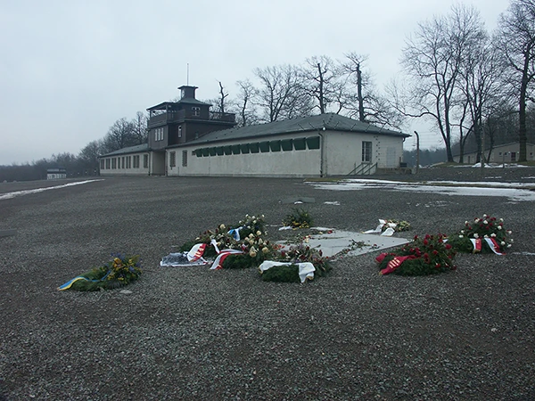 Hauptgebäude mit Gedenktafel des ehemaligen Konzentrationslagers Buchenwald.