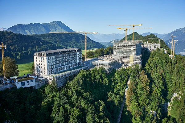 Hotelkomplex Bürgenstock im Morgenlicht.