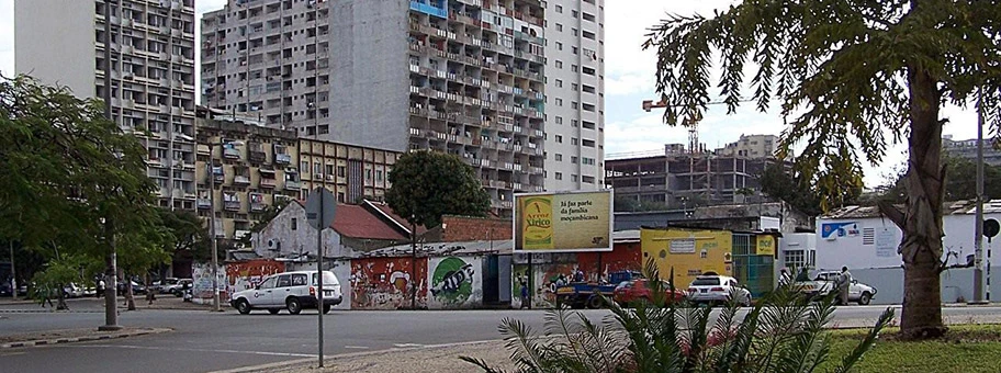 Hinter dem Rathaus von Maputo. Im Vordergrund die Avenida Ho Chi Minh mit dem Mercado do Povo (Volksmarkt), im Hintergrund die Avenida Karl Marx mit dem CFM-Gebäude. Maputo, Mosambik.