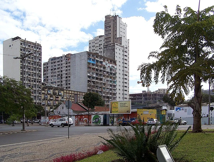 Hinter dem Rathaus von Maputo. Im Vordergrund die Avenida Ho Chi Minh mit dem Mercado do Povo (Volksmarkt), im Hintergrund die Avenida Karl Marx mit dem CFM-Gebäude. Maputo, Mosambik.