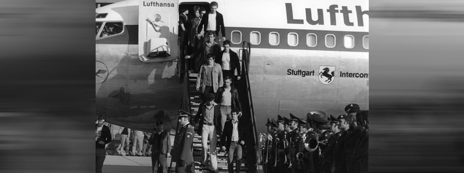 Rückkehr des Sonderflugzeuges auf dem Flughafen KölnBonn am 18.10.1977 mit Staatsminister Hans-Jürgen Wischnewski und der Einsatzgruppe GSG 9 des Bundesgrenzschutzes nach der geglückten Befreiung der Geiseln aus einem von Terroristen gekaperten Lufthansa-Flugzeug auf dem Flughafen Mogadischu (Somalia).