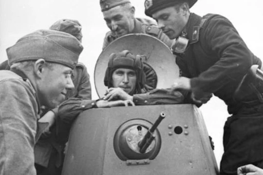 Polen, bei Brest-Litowsk. Deutsche Soldaten auf sowjetischem Panzer.