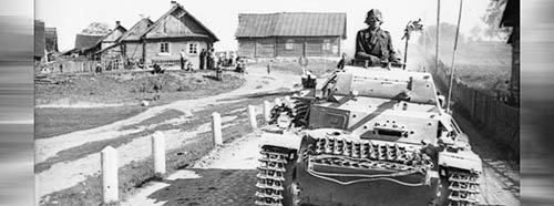 Unternehmen Barbarossa in der Sowjetunion. Panzer der deutschen Wehrmacht auf einer Strasse ausserhalb eines Ortes, Juni 1941.