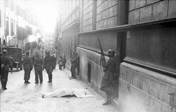 Roma, Italia, 23 marzo 1944: Soldati tedeschi e fascisti repubblicani in via Rasella dopo l'attentato partigiano condotto contro l'11a compagnia del 3o battaglione «Bozen» della Polizia Tedesca, arruolato tra cittadini di etnia tedesca dell'Alto Adige, occupato dal Terzo Reich e amministrato come «Zona d'Operazioni» dall'ottobre 1943.