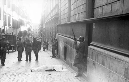 Roma, Italia, 23 marzo 1944: Soldati tedeschi e fascisti repubblicani in via Rasella dopo l'attentato partigiano condotto contro l'11a compagnia del 3o battaglione «Bozen» della Polizia Tedesca, arruolato tra cittadini di etnia tedesca dell'Alto Adige, occupato dal Terzo Reich e amministrato come «Zona d'Operazioni» dall'ottobre 1943.