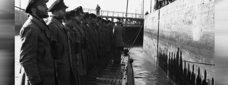 Frankreich, St. Nazaire. U-96 einlaufend, Besatzung auf Deck.