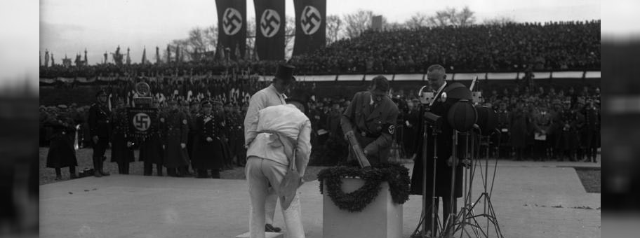 Grundsteinlegung des Richard-Wagner-Nationaldenkmals durch Adolf Hitler am 6. März 1934 in Leipzig. Neben ihm der Oberbürgermeister Dr. Goerdeler.