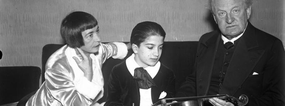Der deutsche Dichter Gerhard Hauptmann und Gattin mit dem kleinen Wundergeiger.
