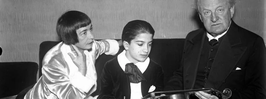 Der deutsche Dichter Gerhard Hauptmann und Gattin mit dem kleinen Wundergeiger. Der 11-jährige Ruggiero Ricci spielt zum erstenmal vor einem grossen Publikum in der Philharmonie in Berlin.