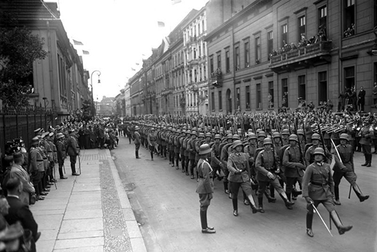 Bundesarchiv_Bild_102-13902,_Geburtstag_Hindenburgs,_Ehrenkompanie_1.jpg