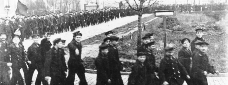 Matrosen nach der ersten Demonstration am 6.11.1918 in Wilhelmshaven bei Untersuchungsgefängnis Königstrasse.