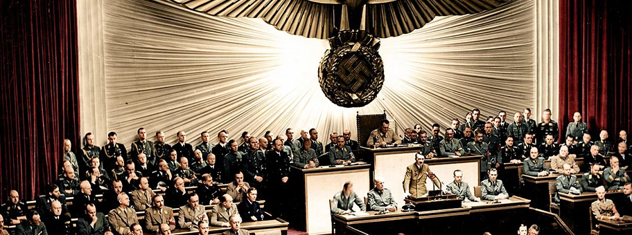 Reichskanzler Adolf Hitler während seiner Rede vor dem Reichstag zur Kriegserklärung an die Vereinigten Staaten, Dezember 1941.