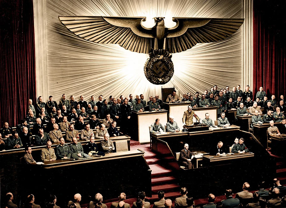 Reichskanzler Adolf Hitler während seiner Rede vor dem Reichstag zur Kriegserklärung an die Vereinigten Staaten, Dezember 1941.