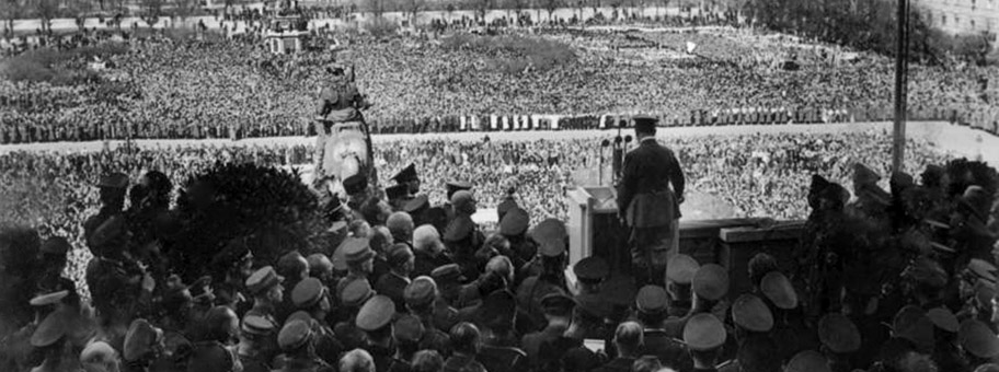 Einmarsch der faschistischen deutschen Wehrmacht in Österreich und Annexion des Landes im März 1938. Ansprache Adolf Hitlers am 15. März 1938 auf dem Helden-Platz in Wien.