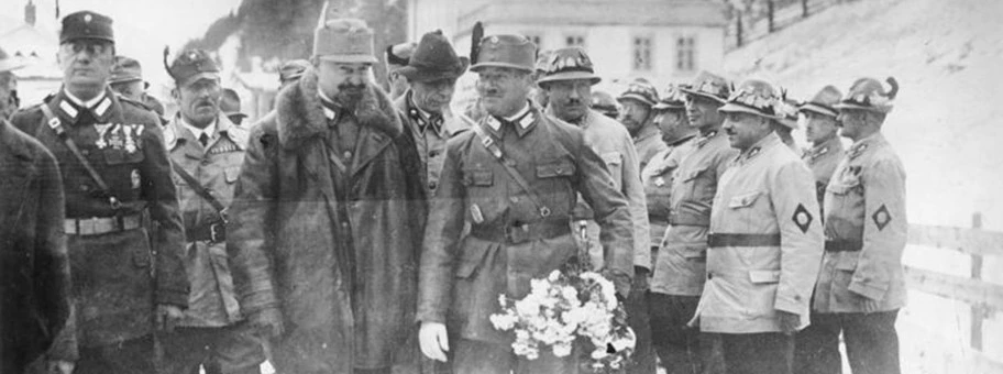 Waldemar Pabst (1880-1970; Offizier, Waffenhändler, Stabschef der österreichischen Miliz Heimwehr; rechts im Bild mit Blumen), Organisator des Mordes an Rosa Luxemburg.