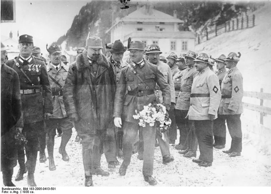 Waldemar Pabst (1880-1970; Offizier, Waffenhändler, Stabschef der österreichischen Miliz Heimwehr; rechts im Bild mit Blumen), Organisator des Mordes an Rosa Luxemburg.