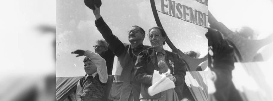 Der Wagen des Berliner Ensembles mit Bertolt Brecht und Helene Weigel, 1. Mai 1954.