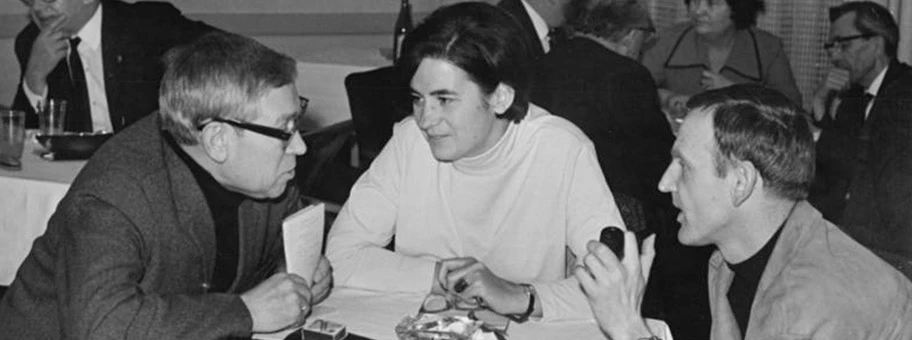 Karl Neumann, Christa Wolf und Günter de Bruyn (v.l.n.r.), nahmen im Januar 1967 an dem «Rahnsdorfer Gespräch» im Klub der Kulturschaffenden Berlin teil.