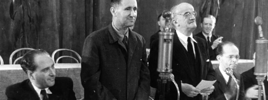 Bertolt Brecht an der Friedenskundgebung des Kulturbundes am 24.10.1948 in der Deutschen Staatsoper (Admiralspalast) in Berlin.