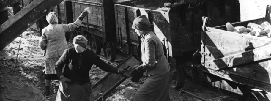 Berlin, Trümmerfrauen vor Loren, 1946.