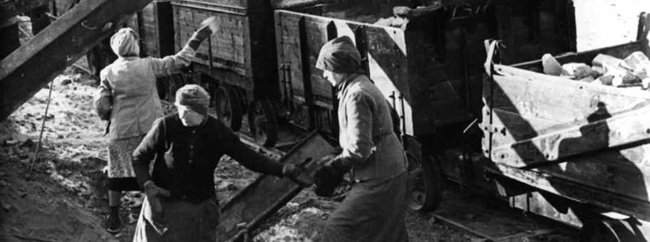 Berlin, Trümmerfrauen vor Loren, 1946.