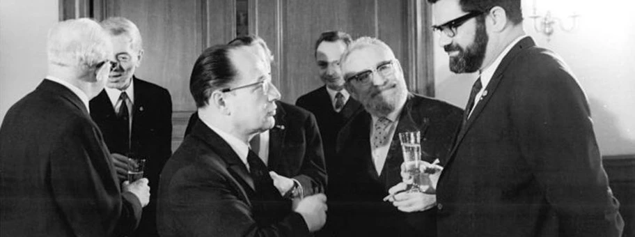 Der damalige Minister für Kultur der DDR, Klaus Gysi (l), März 1970.
