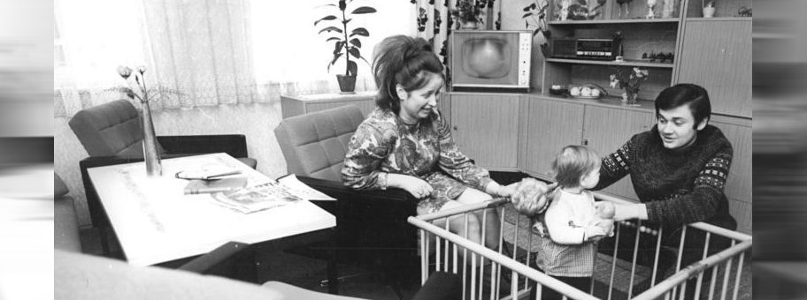 Blick in Wohnzimmer, Familienszene, Februar 1972.