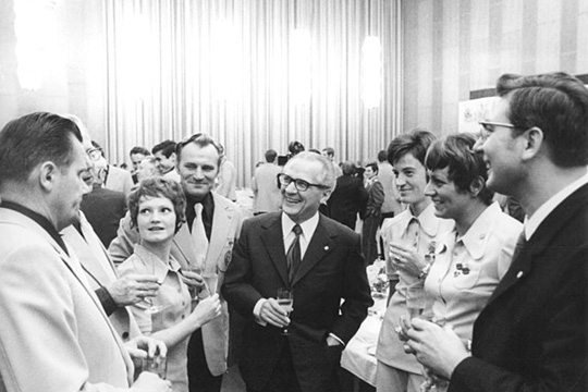 Erich Honecker (m.) mit Werner Lamberz (r.), dem das Institut der Meinungsforschung direkt unterstand. Berlin, 27 Oktober 1972.