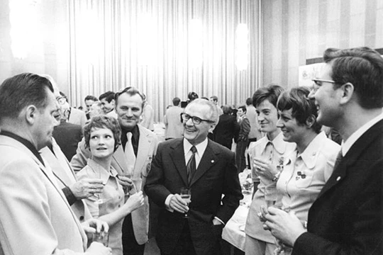 Erich Honecker (m.) mit Werner Lamberz (r.), dem das Institut der Meinungsforschung direkt unterstand. Berlin, 27 Oktober 1972.