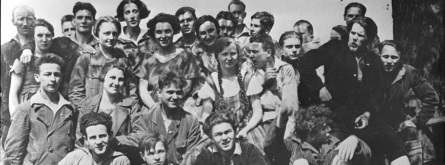 Die Neuköllner Gruppe der KJ mit Olga Benario (hinten Mitte), 1926.