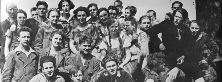 Die Neuköllner Gruppe der KJ mit Olga Benario (hinten Mitte), 1926.