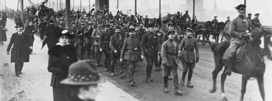Deutzer Brücke, Köln. Dies sind keine Revolutionäre: Kaiserliche Truppen ziehen sich nach der Kapitulation der Obersten Heeresleitung im belgischen Spa am 11. November 1918 wohlgeordnet über den Rhein zurück.