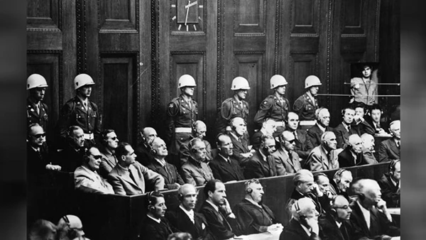 Anklagebank im Prozess gegen die Hauptkriegsverbrecher vor dem Internationalen Militärgerichtshof am Nürnberger Prozess, November 1945.
