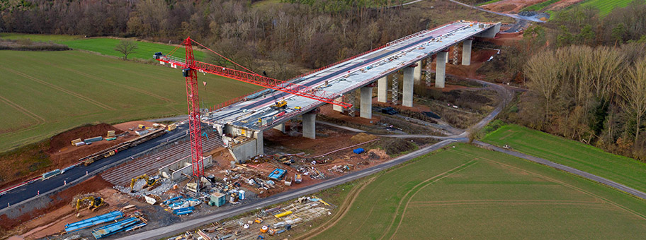 Blick auf den Bau der Brücke Frankenhain (Teilstück der Bundesautobahn 49), Dezember 2018.