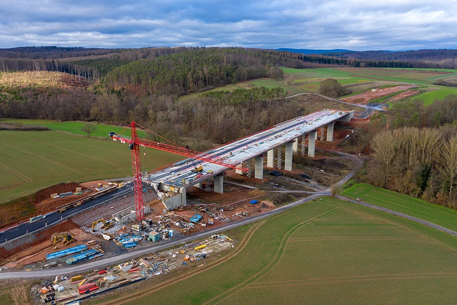 Blick auf den Bau der Brücke Frankenhain (Teilstück der Bundesautobahn 49), Dezember 2018.