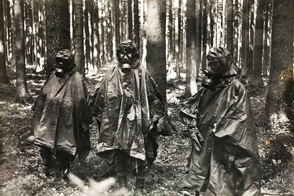 Gruppe von Soldaten der Bundeswehr 1983 bei einer Übung während der Grundausbildung im Ebersberger Forst mit "vollständiger ABC-Schutzausrüstung".