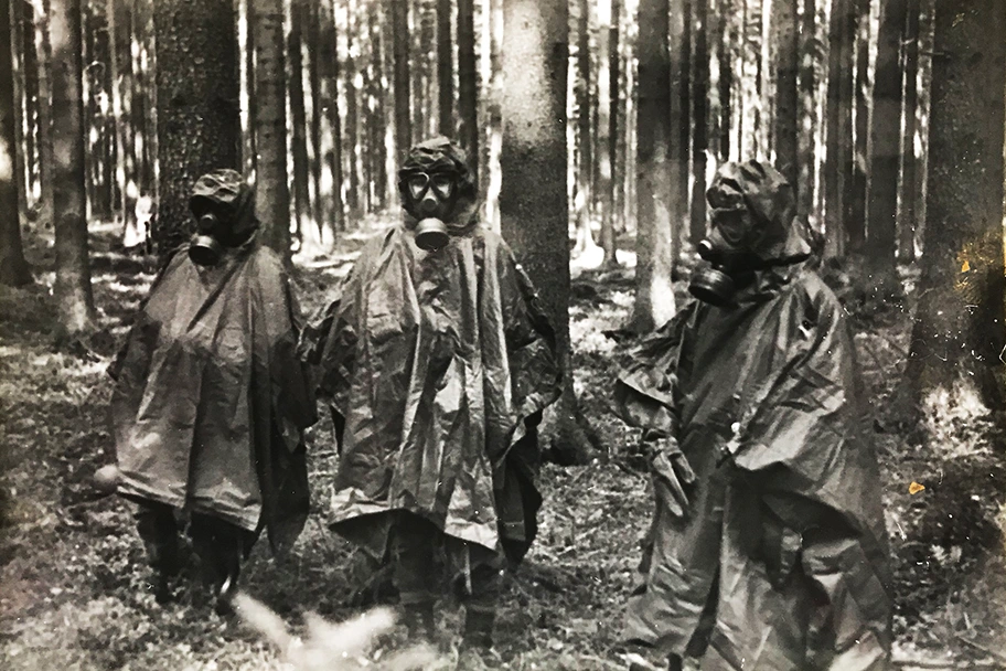 Gruppe von Soldaten der Bundeswehr 1983 bei einer Übung während der Grundausbildung im Ebersberger Forst mit 