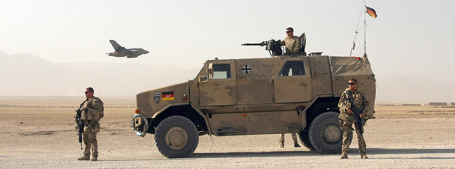Deutsche Einheiten in der Nähe von Camp Marmal während einer Patrouille ausserhalb der Stadt Mazar-e-Sharif in Afghanistan November 2009.